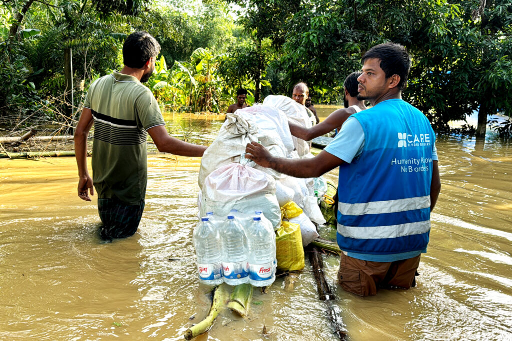 Dry food and water distribution