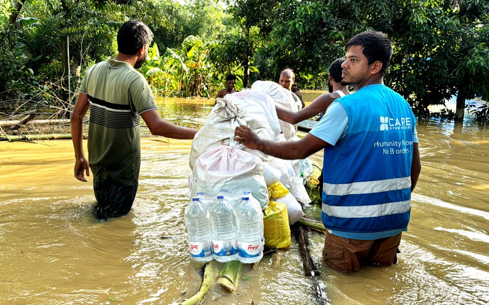 Dry food and water distribution